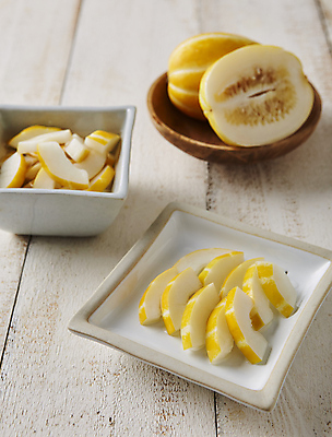 포토 JPG 과일 식재료 실내 사람없음 참외 과일조각 나무배경 국내포토 조각 백그라운드 내부 파일형식