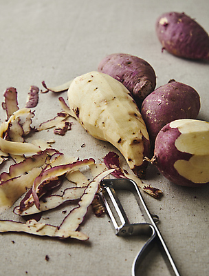 포토 JPG 식재료 회색배경 뿌리채소 실내 사람없음 껍질 벗겨짐 고구마 국내포토 백그라운드 채소 모션 내부 회색 파일형식