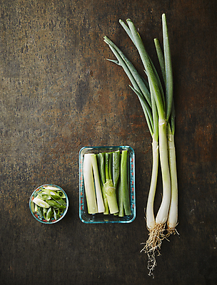 포토 JPG 채소 식재료 실내 사람없음 하이앵글 재료손질 파 대파 나무배경 국내포토 뷰포인트 백그라운드 내부 손질 파일형식