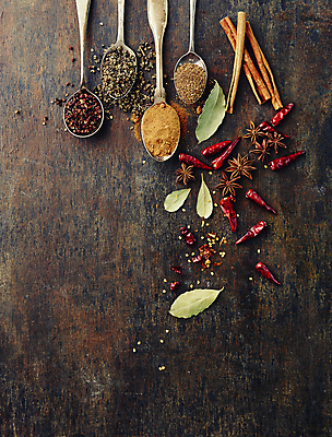 포토 JPG 식재료 실내 사람없음 하이앵글 숟가락 향신료 후추 시나몬스틱 월계수 나무배경 팔각회향 베트남고추 산초 큐민 국내포토 뷰포인트 백그라운드 고추 수저 내부 시나몬 향미료 파일형식