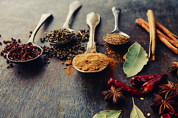 포토 JPG 식재료 실내 사람없음 숟가락 향신료 시나몬스틱 월계수 나무배경 팔각회향 베트남고추 산초 큐민 국내포토 백그라운드 고추 수저 내부 시나몬 향미료 파일형식