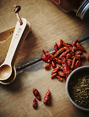 포토 JPG 식재료 실내 사람없음 계량스푼 바질 나무배경 페페론치노 국내포토 백그라운드 고추 주방용품 내부 파일형식