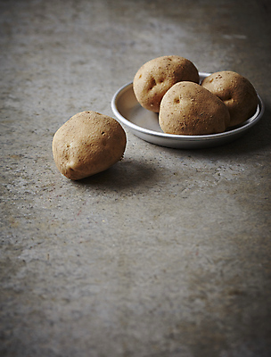 포토 JPG 접시 식재료 회색배경 감자 뿌리채소 실내 사람없음 구황작물 국내포토 식기 백그라운드 채소 내부 농작물 회색 파일형식