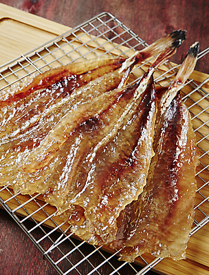 포토 JPG 식재료 실내 사람없음 그릴 포 건어물 마른생선 아귀 나무배경 국내포토 백그라운드 주방용품 내부 수중동물 파일형식