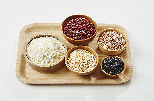 포토 JPG 식재료 실내 사람없음 흰배경 팥 검은콩 나무쟁반 수수 찹쌀 현미 국내포토 백그라운드 콩 곡류 쟁반 내부 목재 쌀 흰색 파일형식