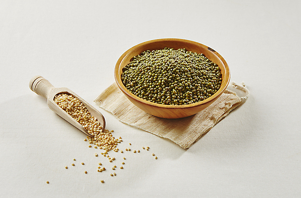 포토 JPG 식재료 곡류 실내 사람없음 흰배경 나무그릇 녹두 스쿱 깐녹두 국내포토 그릇 백그라운드 내부 목재 흰색 파일형식