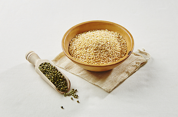 포토 JPG 식재료 곡류 실내 사람없음 흰배경 나무그릇 녹두 스쿱 깐녹두 국내포토 그릇 백그라운드 내부 목재 흰색 파일형식