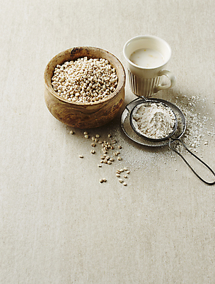 포토 JPG 식재료 곡류 실내 사람없음 가루 율무 베이지색배경 율무차 국내포토 백그라운드 내부 차_음료 베이지색 파일형식