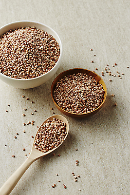 포토 JPG 그릇 식재료 회색배경 곡류 실내 사람없음 나무숟가락 수수 국내포토 식기 백그라운드 내부 숟가락 회색 파일형식