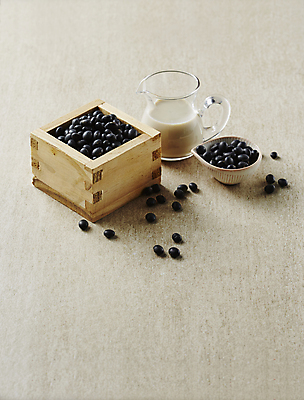 포토 JPG 식재료 회색배경 콩 실내 사람없음 나무상자 담기 검은콩 두유 국내포토 백그라운드 모션 곡류 내부 상자 회색 파일형식