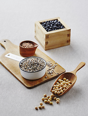 포토 JPG 식재료 회색배경 콩 실내 사람없음 나무상자 검은콩 나무도마 메주콩 수수 스쿱 흑보리 국내포토 백그라운드 곡류 도마 내부 목재 상자 회색 보리 파일형식