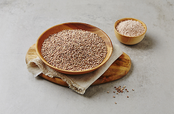 포토 JPG 식재료 회색배경 곡류 실내 사람없음 담기 나무도마 나무접시 수수 국내포토 접시 백그라운드 모션 도마 내부 목재 회색 파일형식