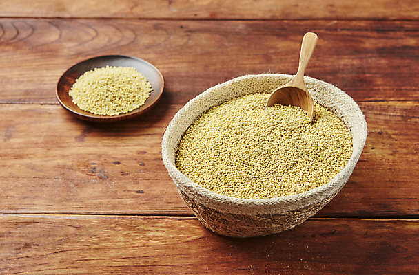 포토 JPG 식재료 곡류 실내 사람없음 담기 스쿱 조 차조 나무배경 국내포토 백그라운드 모션 내부 파일형식