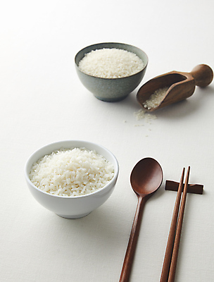 포토 JPG 식재료 밥 곡류 실내 사람없음 쌀 흰배경 쌀밥 나무숟가락 나무젓가락 스쿱 국내포토 음식 백그라운드 젓가락 내부 숟가락 흰색 파일형식