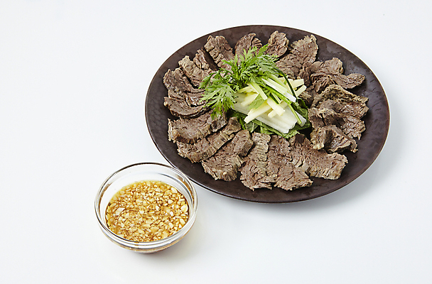 포토 JPG 실내 사람없음 소고기 소스 흰배경 쑥갓 수육 양지 국내포토 한식 백그라운드 채소 육류 내부 흰색 양념 파일형식
