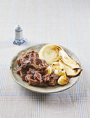 포토 JPG 양파 실내 마늘 사람없음 소고기 식탁보 구이 간장 양념구이 국내포토 음식 채소 육류 내부 양념 파일형식