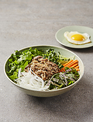 포토 JPG 회색배경 양파 실내 사람없음 당근 소고기 상추 계란프라이 깻잎 비빔밥 무순 불고기 소불고기 국내포토 한식 백그라운드 채소 뿌리채소 육류 내부 회색 계란요리 새싹채소 파일형식