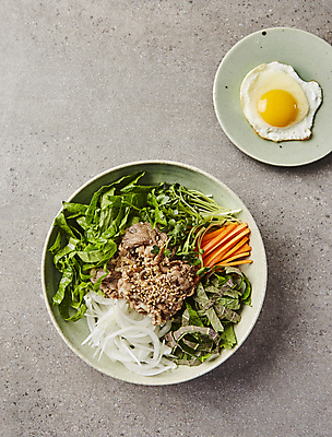 포토 JPG 회색배경 양파 실내 사람없음 당근 소고기 상추 계란프라이 깻잎 비빔밥 무순 불고기 소불고기 국내포토 한식 백그라운드 채소 뿌리채소 육류 내부 회색 계란요리 새싹채소 파일형식