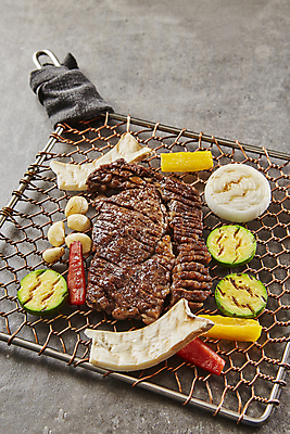 포토 JPG 회색배경 양파 파프리카 실내 마늘 사람없음 소고기 그릴 애호박 등심 새송이버섯 석쇠구이 국내포토 백그라운드 채소 호박 주방용품 육류 내부 버섯 회색 구이 파일형식