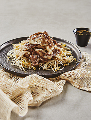 포토 JPG 회색배경 실내 사람없음 소고기 소스 구이 간장 숙주 숙주나물 차돌박이 국내포토 음식 백그라운드 육류 내부 회색 양념 나물 파일형식