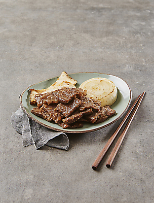 포토 JPG 회색배경 양파 실내 사람없음 소고기 구이 고기구이 새송이버섯 국내포토 음식 백그라운드 채소 육류 내부 버섯 회색 파일형식