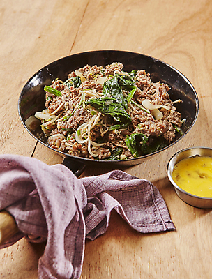 포토 JPG 실내 사람없음 소고기 프라이팬 간장 팽이버섯 시금치 소불고기 나무배경 국내포토 백그라운드 채소 주방용품 육류 내부 버섯 양념 불고기 파일형식