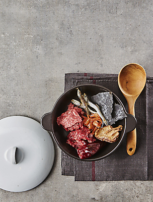 포토 JPG 식재료 회색배경 실내 사람없음 소고기 뚜껑 냄비 담기 표고버섯 육수 건새우 다시마 멸치 국내포토 백그라운드 모션 새우 건조 육류 어류 내부 버섯 회색 해조류 솥 파일형식