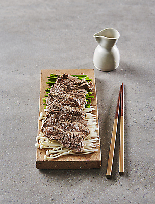 포토 JPG 회색배경 실내 사람없음 소고기 팽이버섯 부추 수육 양지 국내포토 한식 백그라운드 채소 육류 내부 버섯 회색 파일형식