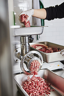 포토 JPG 손 식재료 실내 들기 신체부위 기계 소고기 날것 넣기 다진고기 국내포토 모션 육류 사람 내부 파일형식