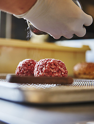 포토 JPG 손 장갑 실내 들기 아웃포커스 신체부위 소고기 양념 소프트포커스 뿌리기 후추통 다진고기 국내포토 잡화 모션 촬영기법 육류 사람 내부 양념통 파일형식