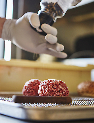 포토 JPG 손 실내 들기 아웃포커스 신체부위 소고기 양념 소프트포커스 뿌리기 후추 후추통 다진고기 시즈닝 국내포토 모션 촬영기법 육류 사람 내부 향신료 양념통 파일형식