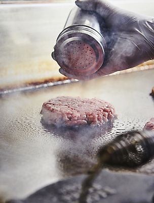 포토 JPG 손 장갑 실내 신체부위 소고기 양념 연기 그릴 소프트포커스 뿌리기 패티 후추통 다진고기 시즈닝 국내포토 잡화 모션 주방용품 촬영기법 육류 사람 내부 양념통 파일형식