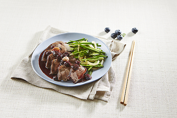 포토 JPG 실내 사람없음 소고기 소스 흰배경 블루베리 부추 소고기요리 수육 국내포토 한식 음식 백그라운드 채소 과일 육류 내부 흰색 양념 파일형식