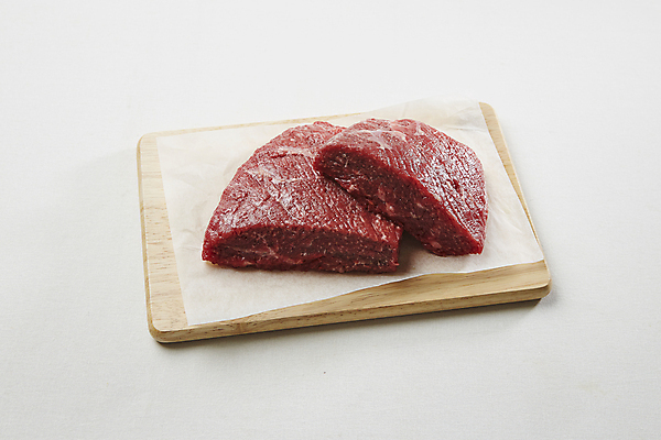 포토 JPG 실내 생고기 육류 사람없음 소고기 흰배경 날것 나무도마 종이호일 우둔살 국내포토 백그라운드 식재료 도마 내부 목재 흰색 파일형식