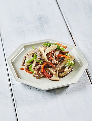 포토 JPG 반찬 피망 실내 사람없음 소고기 흰배경 표고버섯 버섯볶음 소고기볶음 잡채 국내포토 음식 백그라운드 채소 육류 내부 버섯 흰색 볶음 파일형식