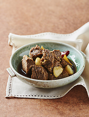 포토 JPG 반찬 실내 마늘 사람없음 소고기 장조림 쇠고기장조림 갈색배경 국내포토 음식 백그라운드 채소 육류 내부 갈색 조림 파일형식