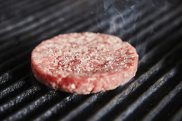 포토 JPG 실내 육류 근접촬영 사람없음 소고기 햄버거 연기 그릴 굽기 패티 국내포토 뷰포인트 식재료 주방용품 패스트푸드 내부 구이 파일형식