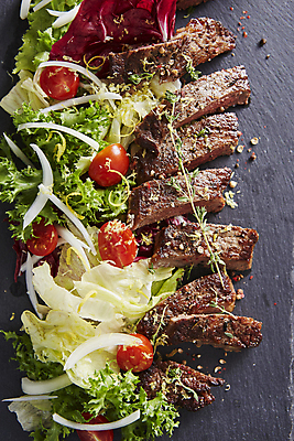 포토 JPG 방울토마토 검은배경 양파 실내 스테이크 사람없음 샐러드 소고기 양상추 고기샐러드 치커리 라디치오 국내포토 음식 백그라운드 토마토 채소 서양음식 육류 내부 검은색 파일형식