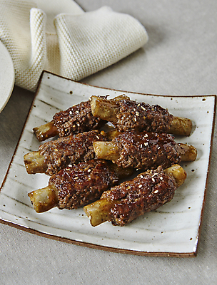 포토 JPG 한식 회색배경 반찬 실내 돼지고기 사람없음 소고기 구이 떡갈비 우엉 국내포토 음식 백그라운드 채소 육류 내부 회색 파일형식