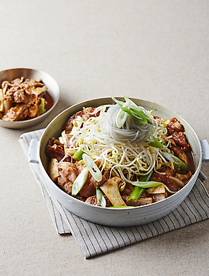 포토 JPG 회색배경 실내 사람없음 버섯 소고기 매움 콩나물 불고기 대파 고추장불고기 당면 새송이버섯 소불고기 국내포토 한식 백그라운드 채소 육류 내부 회색 맛 나물 파 파일형식