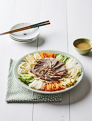 포토 JPG 채소 오이 실내 사람없음 당근 소고기 사과 머스터드 흰배경 대추 콩나물 잣 냉채 무침요리 수육 사태 국내포토 한식 음식 백그라운드 과일 뿌리채소 육류 내부 견과류 흰색 소스_음식 나물 무침 파일형식