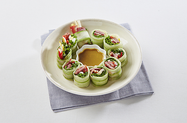 포토 JPG 채소 오이 실내 사람없음 소스 머스터드 흰배경 말이 훈제오리 훈제오리오이쌈 국내포토 백그라운드 내부 흰색 양념 소스_음식 쌈 훈제 파일형식