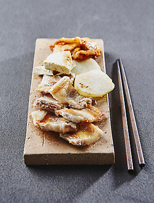 포토 JPG 회색배경 양파 김치 실내 사람없음 아웃포커스 구이 삼겹살 새송이버섯 국내포토 한식 음식 백그라운드 채소 촬영기법 돼지고기 내부 버섯 회색 파일형식