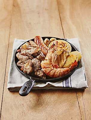 포토 JPG 양파 새우 실내 마늘 돼지고기 사람없음 프라이팬 소시지 구이 모듬 목심 나무배경 국내포토 음식 백그라운드 채소 주방용품 육류 갑각류 내부 가공식품 파일형식