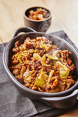 포토 JPG 실내 돼지고기 사람없음 아웃포커스 연기 매움 고추장불고기 제육볶음 앞다리살 국내포토 음식 촬영기법 육류 내부 맛 불고기 파일형식