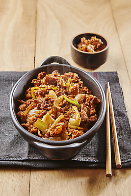 포토 JPG 실내 돼지고기 사람없음 매움 대파 고추장불고기 제육볶음 나무배경 앞다리살 국내포토 음식 백그라운드 육류 내부 맛 파 불고기 파일형식