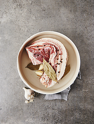 포토 JPG 식재료 회색배경 실내 마늘 사람없음 냄비 삼겹살 수육 월계수 통후추 통삼겹 국내포토 한식 백그라운드 채소 돼지고기 내부 회색 솥 후추 파일형식