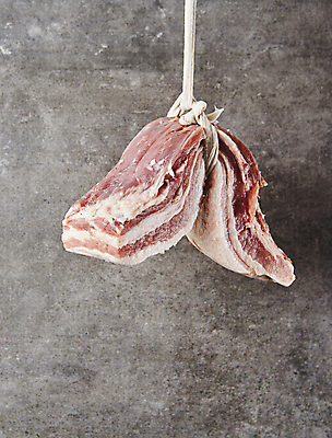 포토 JPG 식재료 회색배경 실내 매달리기 돼지고기 사람없음 끈 삼겹살 날것 통삼겹 국내포토 백그라운드 모션 육류 내부 회색 파일형식