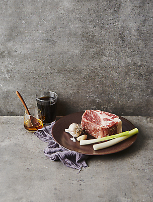 포토 JPG 식재료 회색배경 실내 마늘 돼지고기 사람없음 날것 간장 대파 참기름 목심 국내포토 백그라운드 채소 육류 내부 회색 양념 기름_음식 파 파일형식