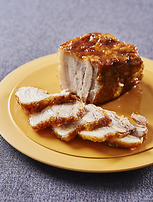 포토 JPG 회색배경 실내 근접촬영 사람없음 삼겹살 간장 조림 수육 통삼겹 국내포토 한식 음식 뷰포인트 백그라운드 돼지고기 내부 회색 양념 파일형식